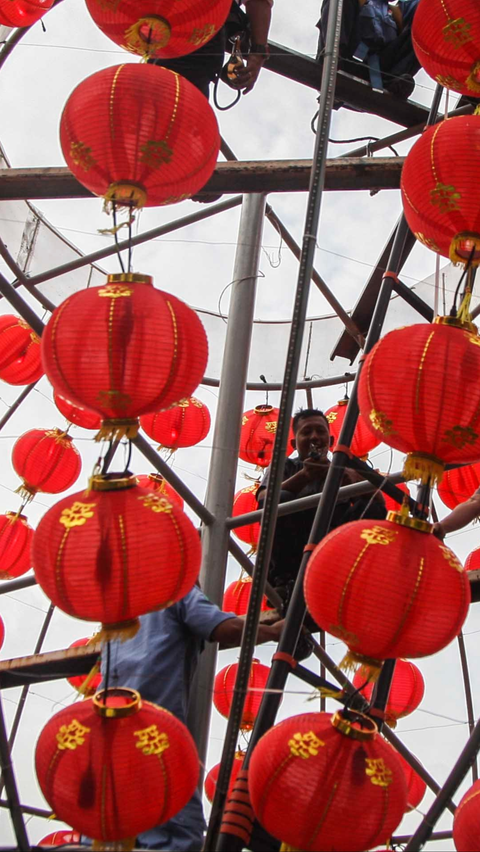 Lampion-lampion yang dipasang menggantung itu memberikan suasana merah meriah dan penuh warna untuk menyambut tahun baru Imlek 2024.<br>(Foto liputan6.com / Angga Yuniar)<br>