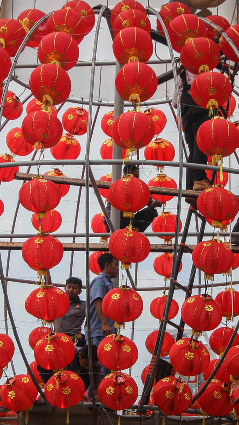 Lampion-lampion ini tidak hanya terlihat di siang hari, tetapi nantinya akan memberikan keindahan saat malam hari. <br>(Foto liputan6.com / Angga Yuniar)<br>