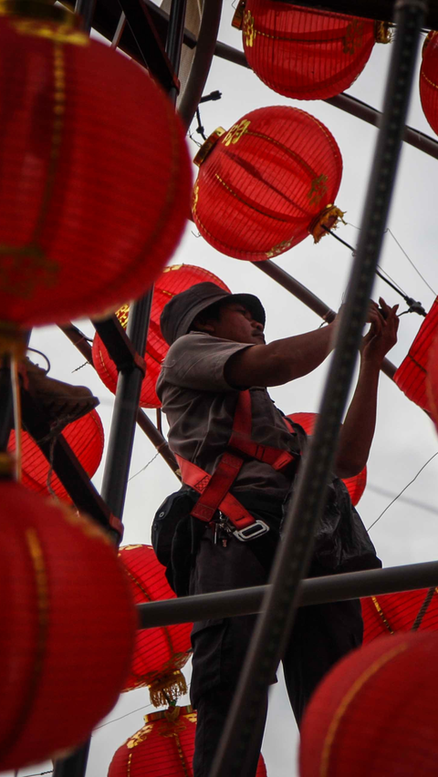 Masyarakat Tionghoa percaya bahwa lampion-lampion ini dapat membawa keberuntungan dan melindungi mereka dari energi negatif.<br>(Foto liputan6.com / Angga Yuniar)<br>