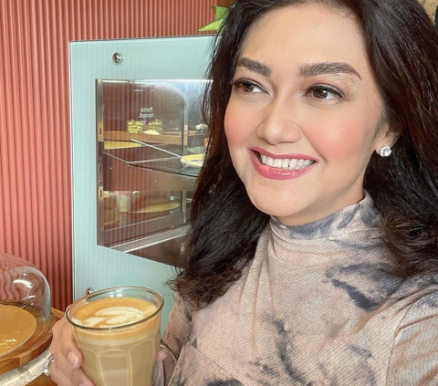 Senyum Cantik, Bella Saphira Sedang Ngopi Jadi Sorotan, Netizen Sebut 'Kopinya Pasti Pahit, Karena Manisnya Ada di Mbak'