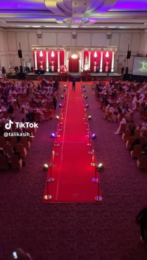 Beginilah potret <i>venue</i> acara yang disulap bak kerajaan. Tempat acara didominasi warna merah. Di sisi kanan dan kiri karpet merah menuju panggung, tampak berjajar meja dan kursi untuk para tamu undangan.