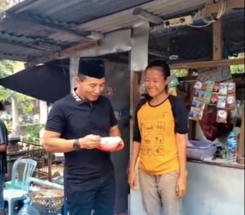 ⁠Momen Mayjen TNI Makan Mi Instan di Warung Pinggir Kuburan, Pedagang Terkejut 'Terima Kasih Pak Jenderal'