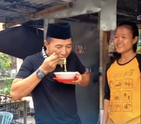 ⁠Momen Mayjen TNI Makan Mi Instan di Warung Pinggir Kuburan, Pedagang Terkejut 'Terima Kasih Pak Jenderal'