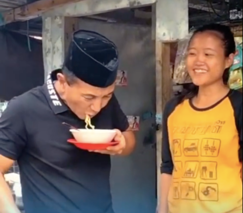 ⁠Momen Mayjen TNI Makan Mi Instan di Warung Pinggir Kuburan, Pedagang Terkejut 'Terima Kasih Pak Jenderal'