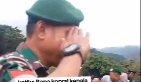 Meski demikian, sang Bintara muda itu nampak tetap berdiri tegak. Tak berlangsung lama, sang ayah langsung memberi hormat bak ke atasan.