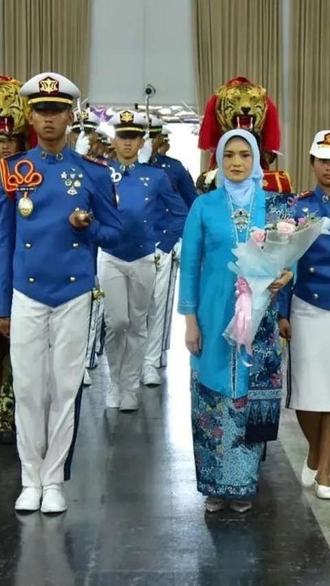 Sosok Anggun Ibu Asuh Taruna Taruni Akademi TNI, Suaminya Bintang 3 AL