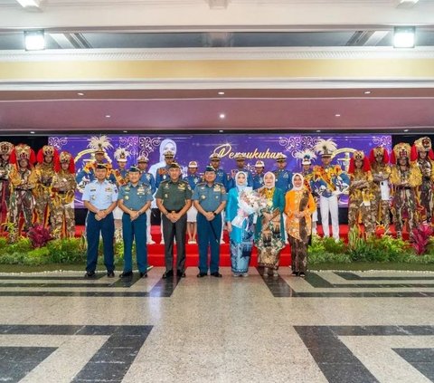 Seperti diketahui, Ibu Bertiana bukanlah orang sembarangan. Sang suami merupakan Jenderal Bintang 3 TNI Angkatan Laut. Ya, Ia adalah Laksamana Madya TNI Dadi Hartanto.<br>