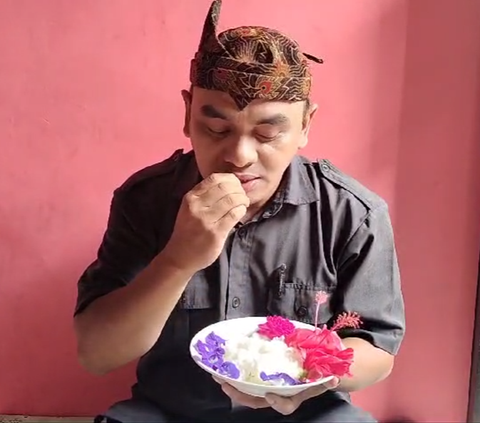 Pria Asal Bojonegoro Makan Nasi Lalap dengan Aneka Macam Bunga, Ternyata Punya Khasiat Dahsyat Ini