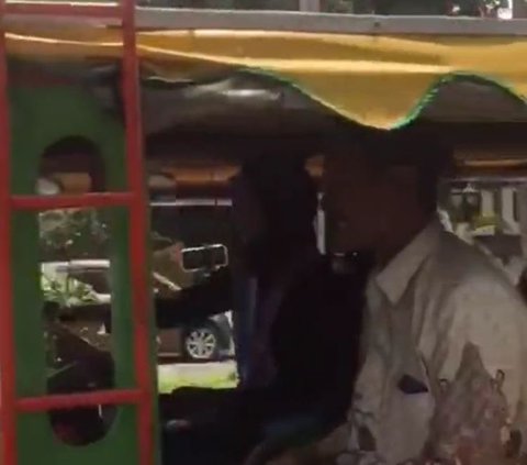 Aksi Wanita Bawa Kereta Kelinci di Momen Wisudanya Ini Viral, Curi Perhatian