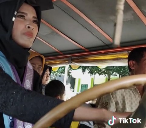 Aksi Wanita Bawa Kereta Kelinci di Momen Wisudanya Ini Viral, Curi Perhatian