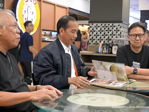 Moment Jokowi Having Coffee with Pak Bas and Minister of Health Budi at Malioboro Mall