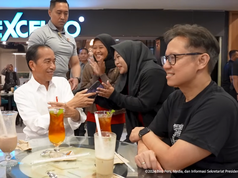 Moment Jokowi Having Coffee with Pak Bas and Minister of Health Budi at Malioboro Mall