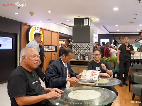 Moment Jokowi Having Coffee with Pak Bas and Minister of Health Budi at Malioboro Mall