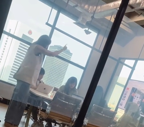 Viral Video Luna Maya Scolding Employee and Slamming the Table, Here's the Explanation