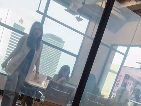 Viral Video Luna Maya Scolding Employee and Slamming the Table, Here's the Explanation