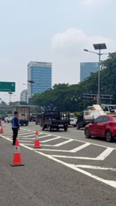 Hindari Jalan Gatot Subroto Arah Slipi, Ada Demo Kepala Desa Depan Gedung DPR