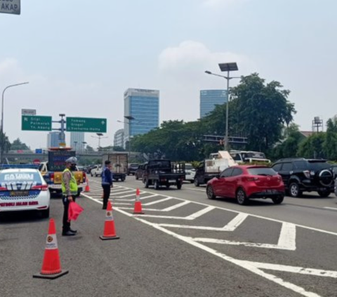 Hindari Jalan Gatot Subroto Arah Slipi, Ada Demo Kepala Desa Depan Gedung DPR