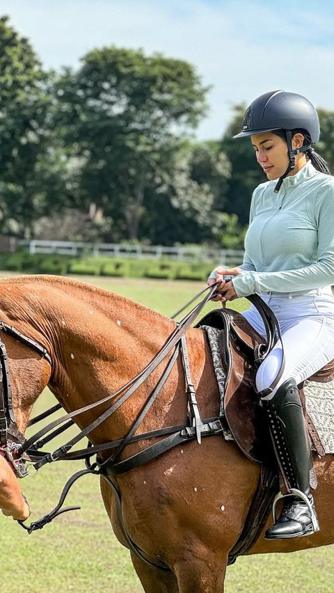 Apparently, Nikita enjoys horseback riding, her portrait immediately receives praise.