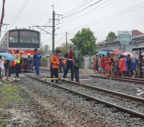 Viral Buang Kasur Spring Bed di Jalur KRL, Pelaku Terancam Didenda Rp15 Juta