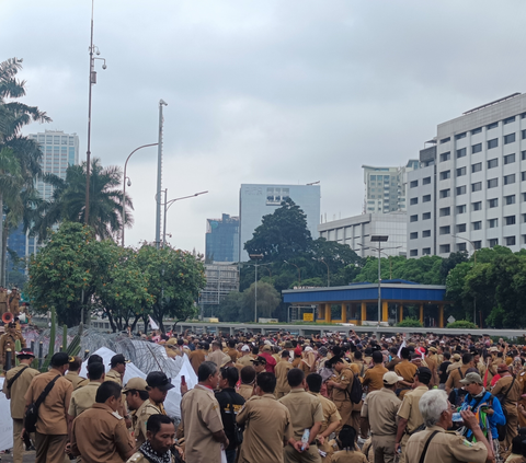 Polisi Kerahkan 2.304 Personel Kawal Demo Kepala Desa di Depan Gedung DPR