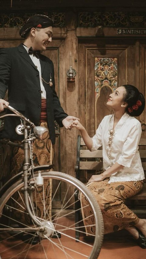 Portrait of Nadia Soekarno and Kama Sukarno's Prewedding, Wearing Second-Hand Wedding Dresses from Soraya Haque.