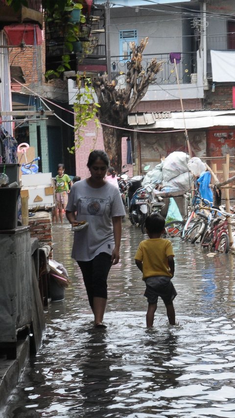 Banjir yang merendam kawasan tersebut mencapai ketinggian sekitar 30 sentimeter. Foto: Merdeka.com/Imam Buhori