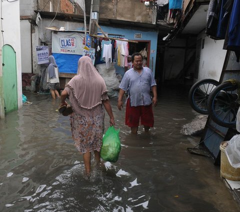 FOTO: Diguyur Hujan Semalaman, Permukiman di Rawa Terate Cakung Terendam Banjir 30 Cm