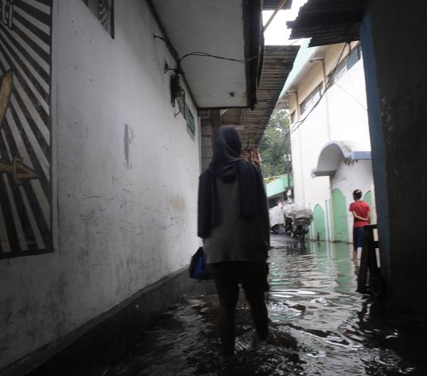 FOTO: Diguyur Hujan Semalaman, Permukiman di Rawa Terate Cakung Terendam Banjir 30 Cm