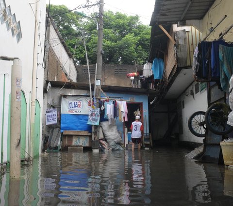 FOTO: Diguyur Hujan Semalaman, Permukiman di Rawa Terate Cakung Terendam Banjir 30 Cm