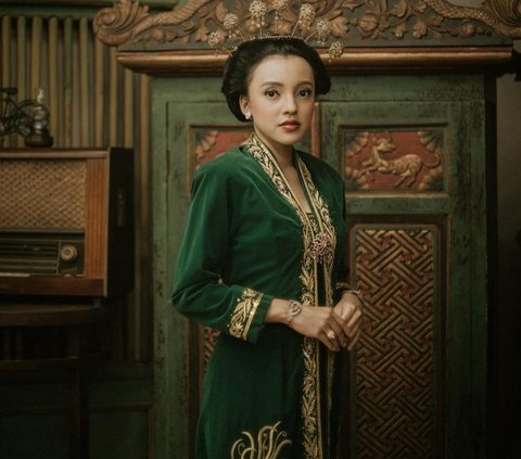 Portrait of Nadia Soekarno and Kama Sukarno's Pre-Wedding, Wearing Soraya Haque's Used Wedding Dress