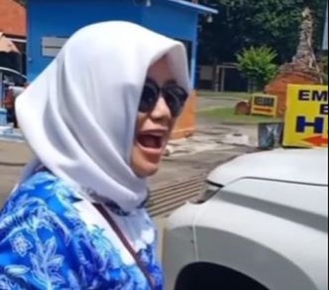 Beredar video viral seorang wanita pengemudi Pajero Sport bereaksi saat mobil yang baru dibeli 2 bulan itu diserempet truk.