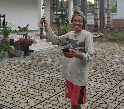 Thought to be Ordinary Turns Out to be Extraordinary, Construction Worker Tries Karaoke Singing She's Gone by Steelheart, Everyone is Astonished by how Amazing it is