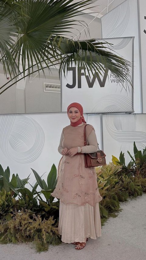 Look 1: Romantic with Outer Tunik Made of Organza