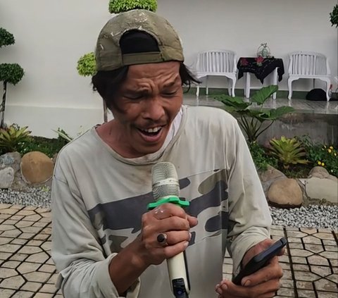 Thought to be Ordinary Turns Out to be Extraordinary, Construction Worker Tries Karaoke Singing She's Gone by Steelheart, Everyone is Astonished by how Amazing it is