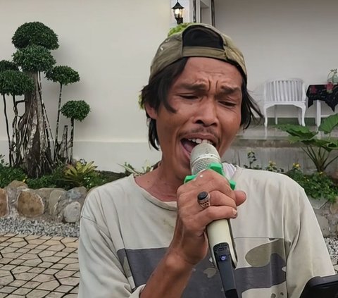 Thought to be Ordinary Turns Out to be Extraordinary, Construction Worker Tries Karaoke Singing She's Gone by Steelheart, Everyone is Astonished by how Amazing it is