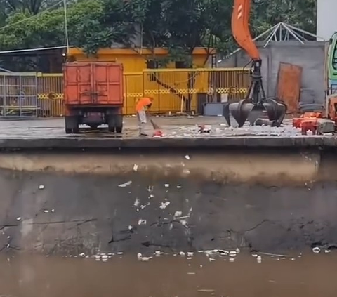 Petugas Kebersihan Buang Sampah ke Kali Lalu Diambil Lagi Pakai Excavator ke Truk