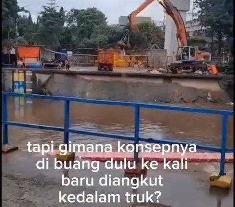 Petugas Kebersihan Buang Sampah ke Kali Lalu Diambil Lagi Pakai Excavator ke Truk