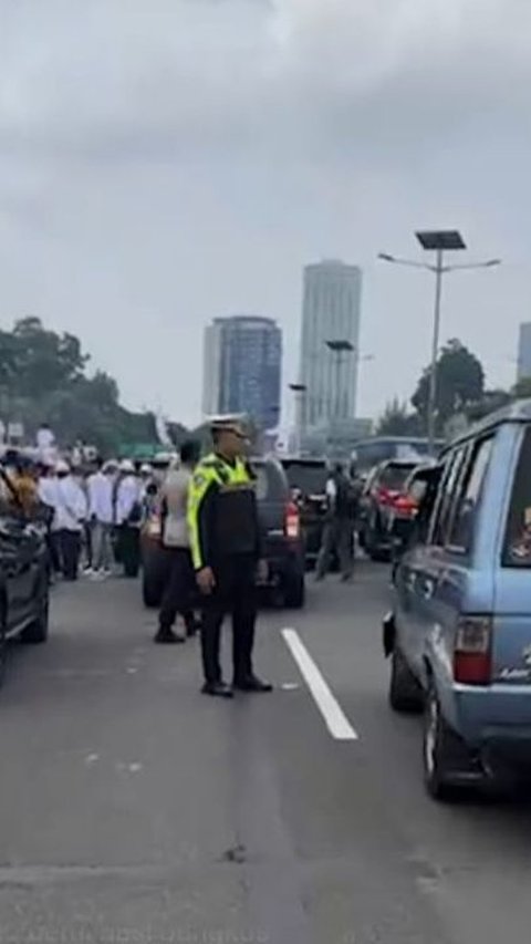 Demo Kepala Desa Depan Gedung DPR Ricuh, Jalan Gatot Subroto dan Tol Dalam Kota Lumpuh