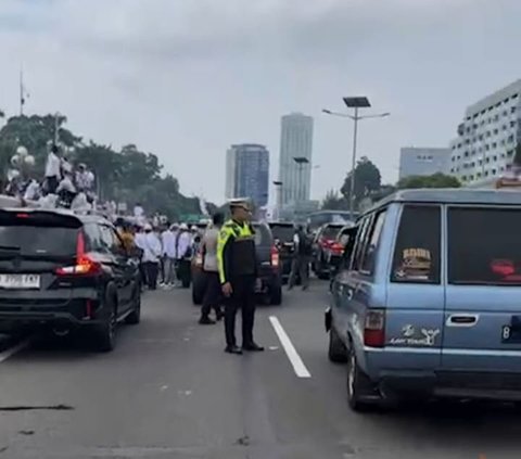 Demo Kepala Desa Depan Gedung DPR Ricuh, Jalan Gatot Subroto dan Tol Dalam Kota Lumpuh