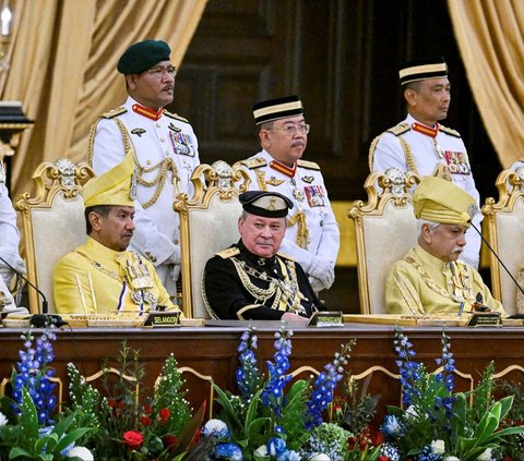 Penguasa Johor Sultan Ibrahim Iskandar resmi naik tahta menjadi raja baru Malaysia. Pria berusia 65 tahun dinobatkan sebagai Yang di-Pertuan Agong di National Palace, Kuala Lumpur, Malaysia, pada Rabu (31/1/2024). Foto: REUTERS/Pool 