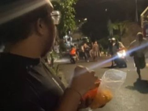 Hanya di Indonesia, Pria Ini Asyik Makan Sambil Lihat Tawuran di Pinggir Jalan, 'Emang Seru Nih di Sini'