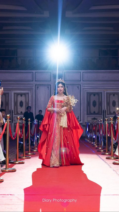 In the luxurious event, Tali Kasih was seen wearing a red dress.