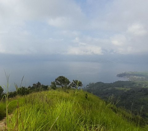 Sesampainya di puncak, wisatawan akan disambut dengan angin sepoi-sepoi dan pemandangan hijau yang luas untuk menikmati keindahan Danau Singkarak dari ketinggian.