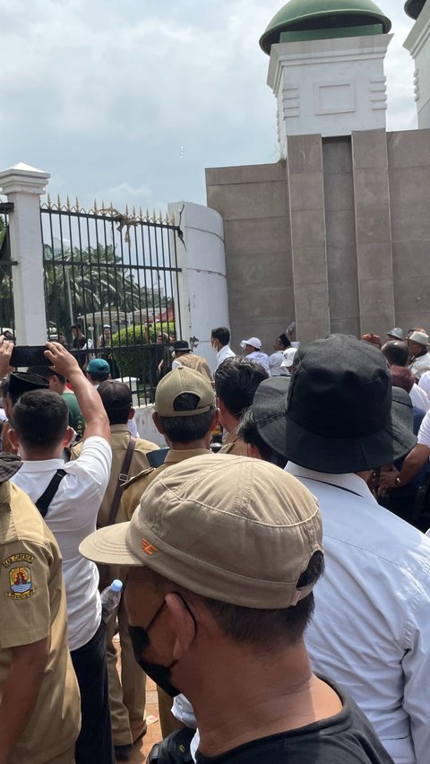 <br>Demo Apdesi di DPR Memanas, Massa Rusak Pagar sampai Lempari Polisi Pakai Batu