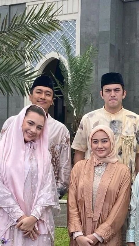 Ini potret Resca Syam dan Rizky Nazar di episode Bidadari Surgamu di episode menjelang ramadhan. Keduanya mengenakan baju muslim dan peci.