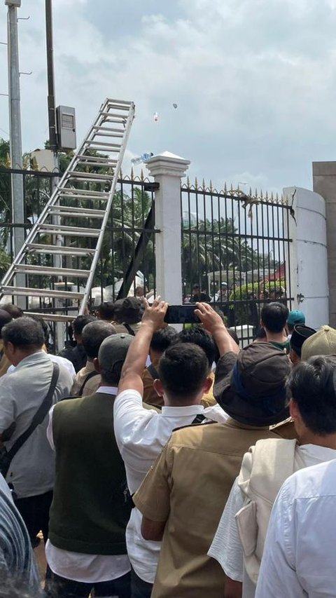 Demo Berujung Ricuh di Depan Gedung DPR, Wakapolda Metro Ditimpuk Botol Air Mineral