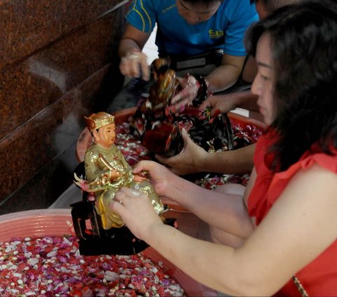 FOTO: Mengintip Ritual Memandikan Patung Dewa di Wihara Bahtera Bhakti Ancol