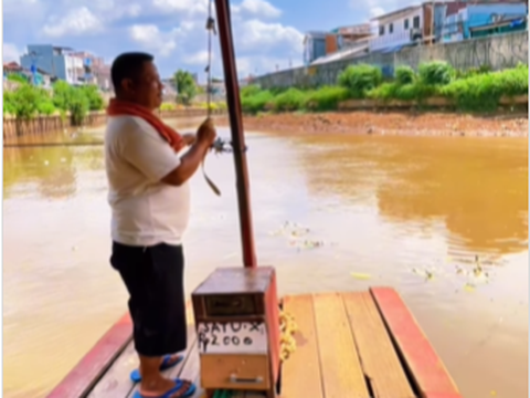 Jasa Besar Perahu Eretan di Ciliwung, Bantu Mobilitas Warga hingga Jaga Kebersihan Sungai sejak 1970-an