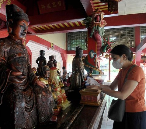 FOTO: Mengintip Ritual Memandikan Patung Dewa di Wihara Bahtera Bhakti Ancol