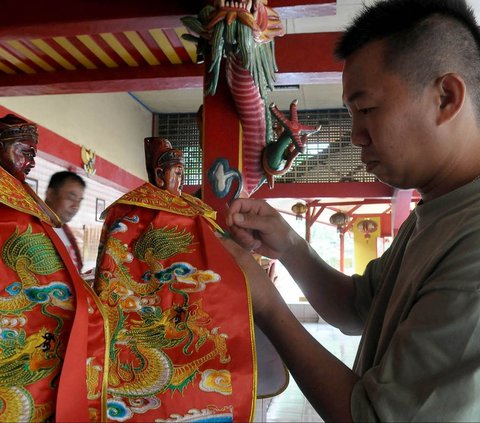 FOTO: Mengintip Ritual Memandikan Patung Dewa di Wihara Bahtera Bhakti Ancol